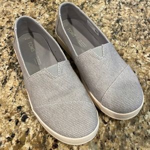 Toms Avalon gray womens size 7.5   EXCELLENT condition.